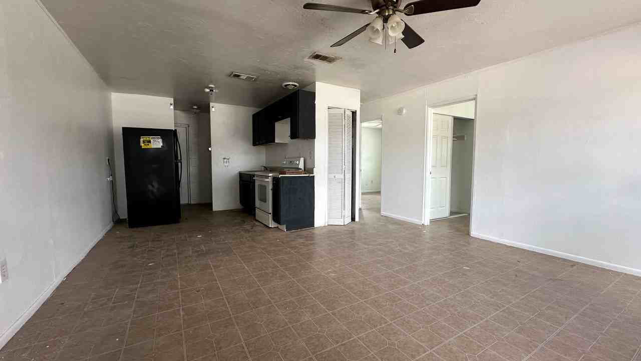 919 Pine St - Photo 2 of 5