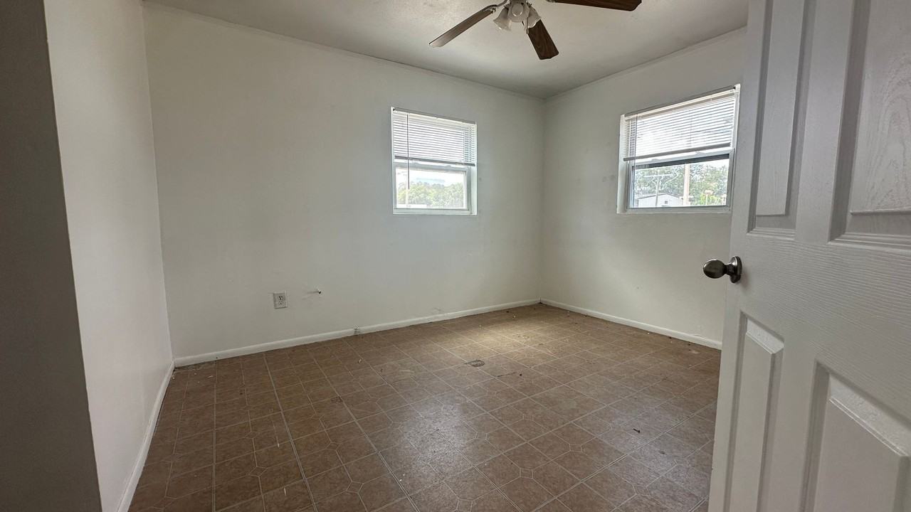 919 Pine St - Photo 3 of 5