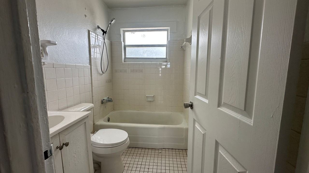 919 Pine St - Photo 4 of 5