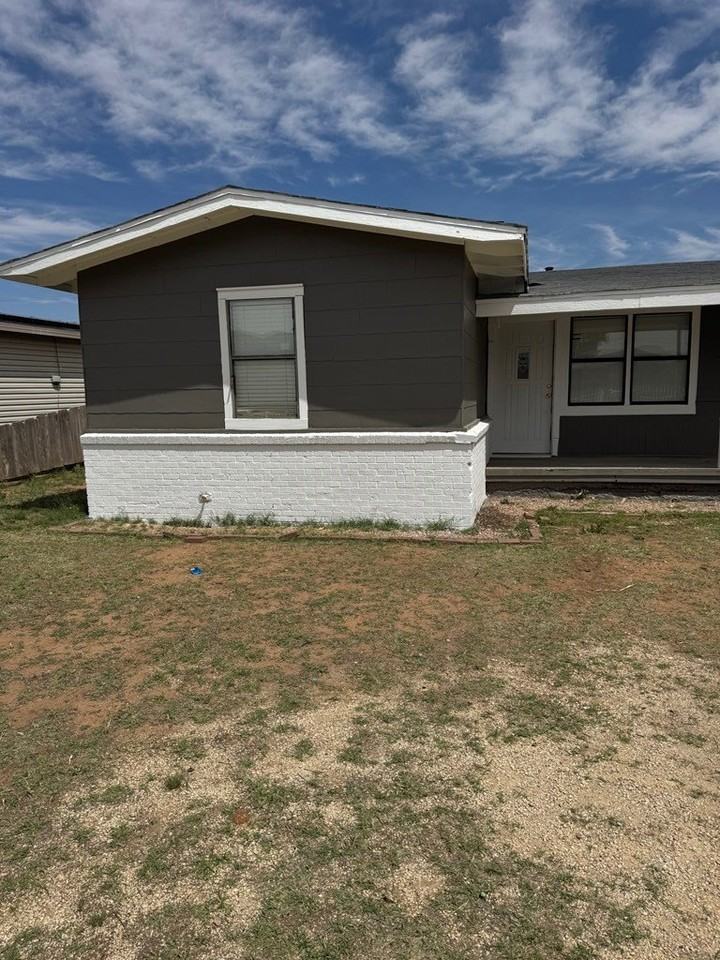 2404 W 9th St - Photo 2 of 14