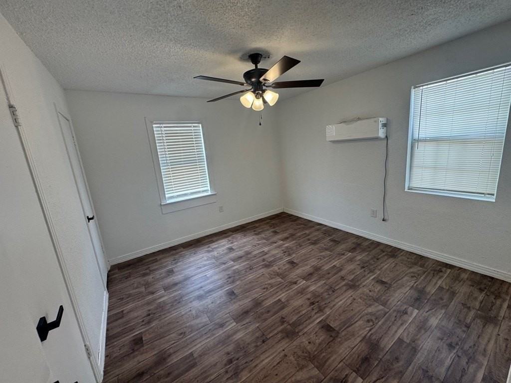 2404 W 9th St - Photo 5 of 14