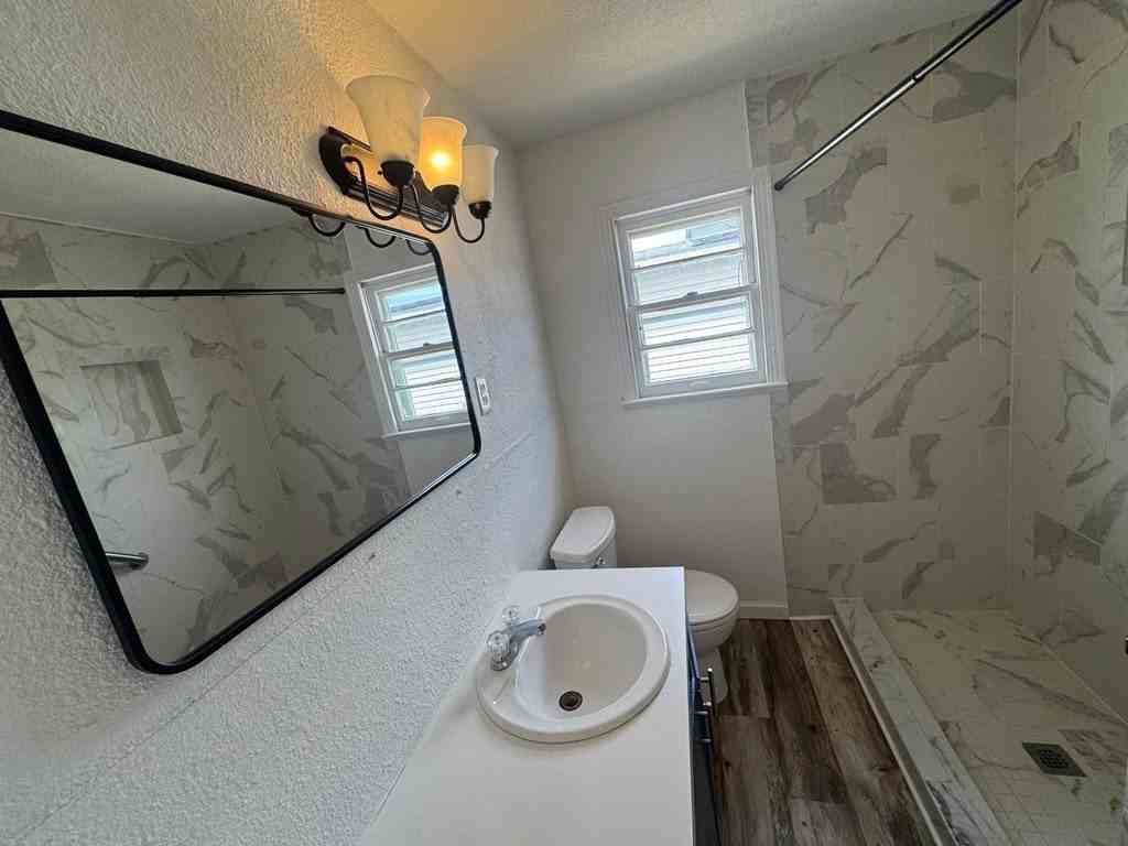 2404 W 9th St - Photo 6 of 14