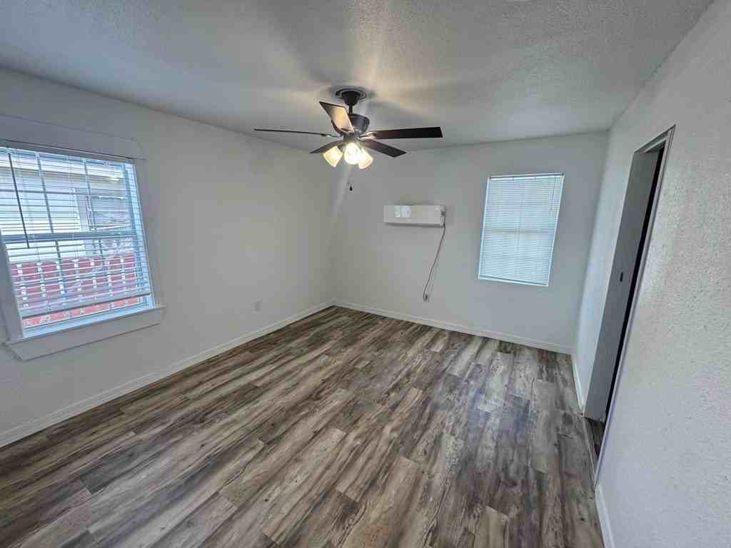 2404 W 9th St - Photo 7 of 14