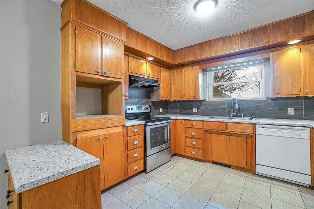 615 Oak Dr - Photo 4 of 16