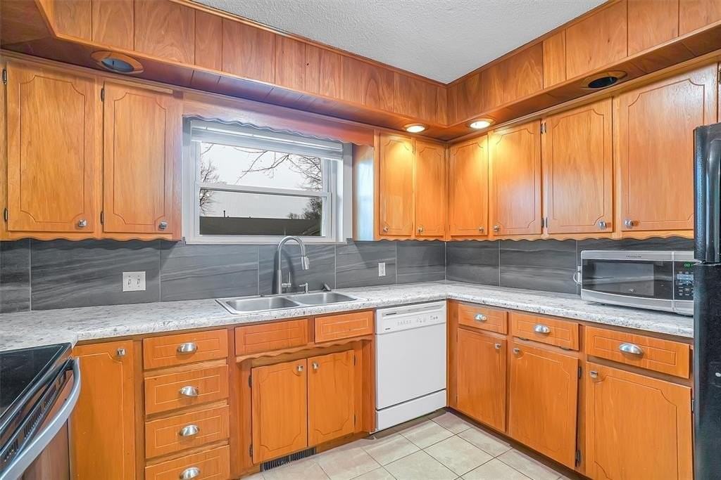 615 Oak Dr - Photo 6 of 16