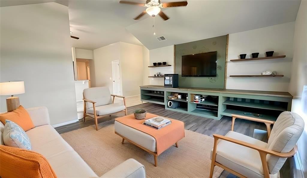 1109 Hickory Creek Dr - Photo 4 of 22