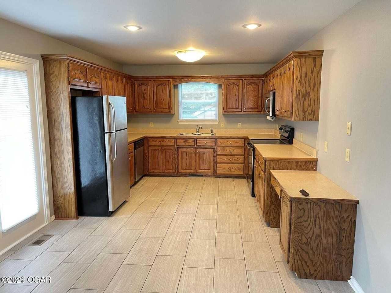 915 Briarview - Photo 2 of 15