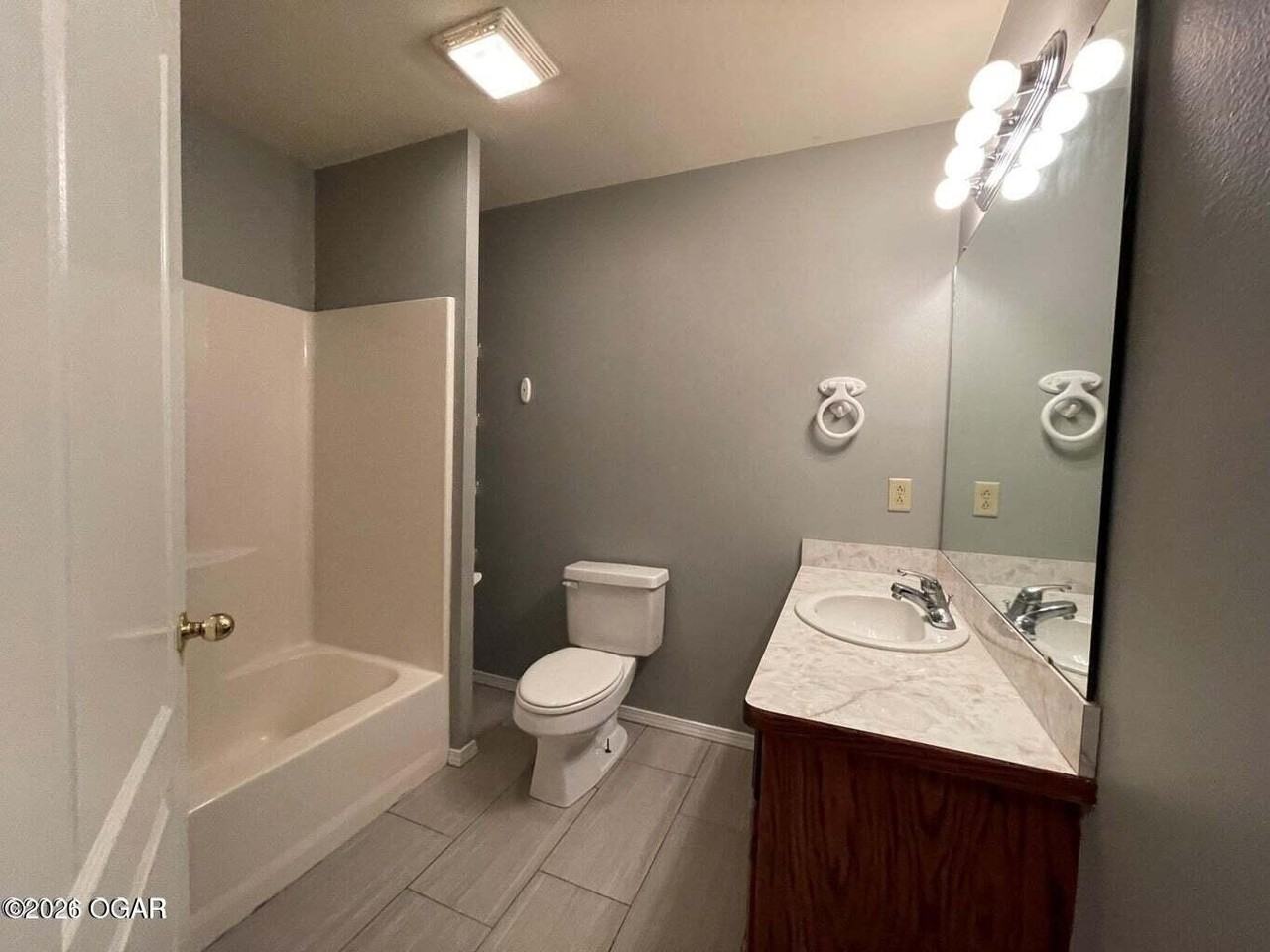 915 Briarview - Photo 4 of 15