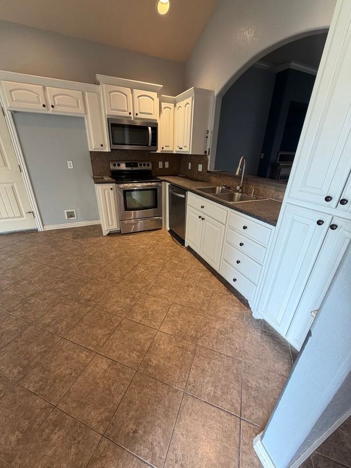 1102 Red Oak Dr - Photo 2 of 9