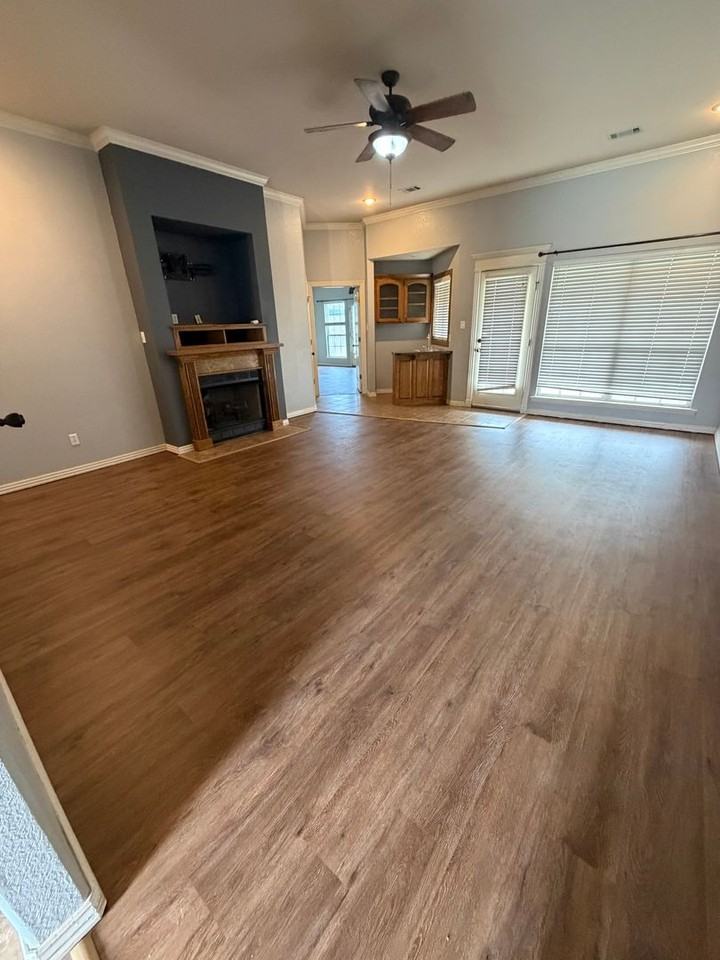1102 Red Oak Dr - Photo 3 of 9