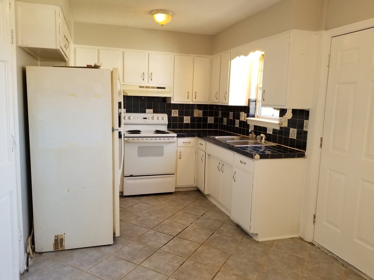 6918 Holly Lake Dr - Photo 2 of 10