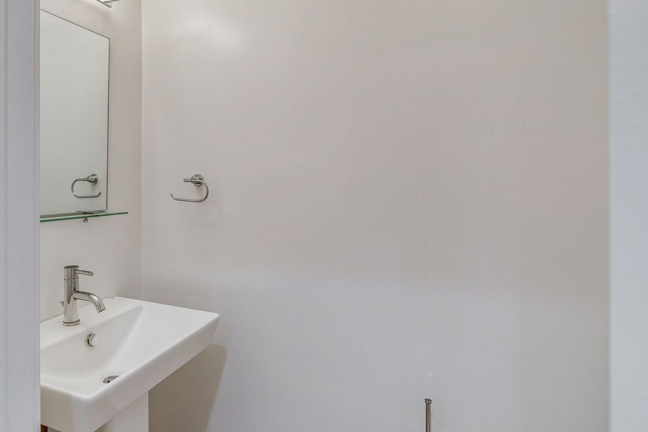 412 N Front St #19 - Photo 3 of 20