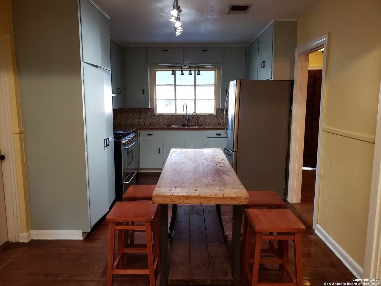 118 E Elmview Pl - Photo 3 of 12