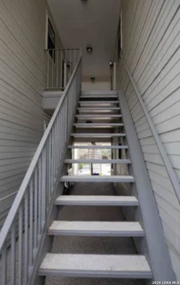 601 Thelma Dr #201 - Photo 2 of 4