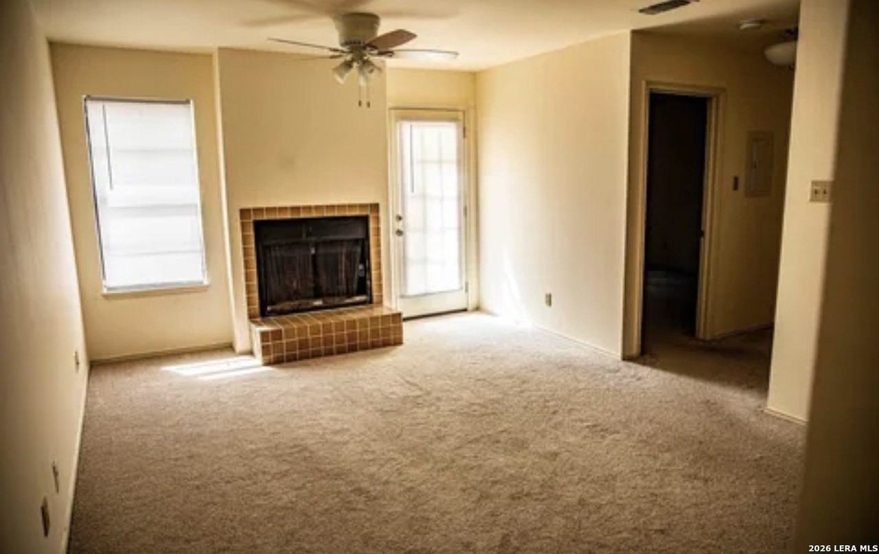 601 Thelma Dr #201 - Photo 3 of 4
