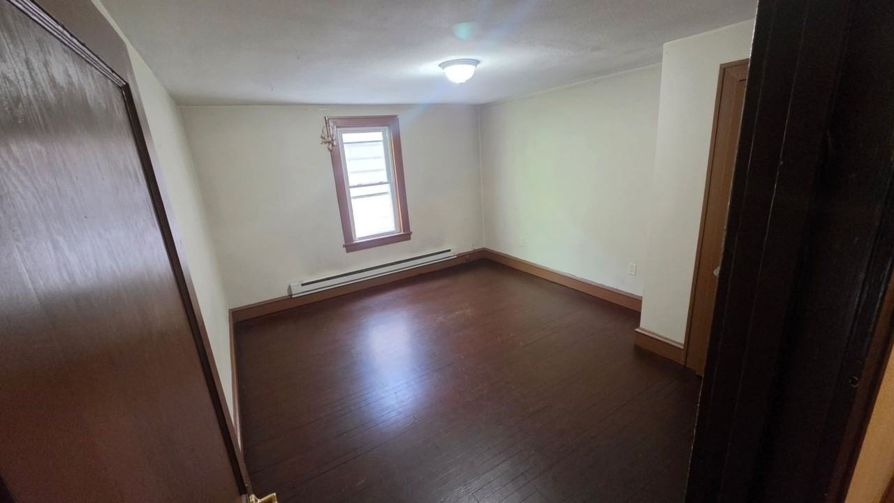 233 E Ridge St - Photo 4 of 10