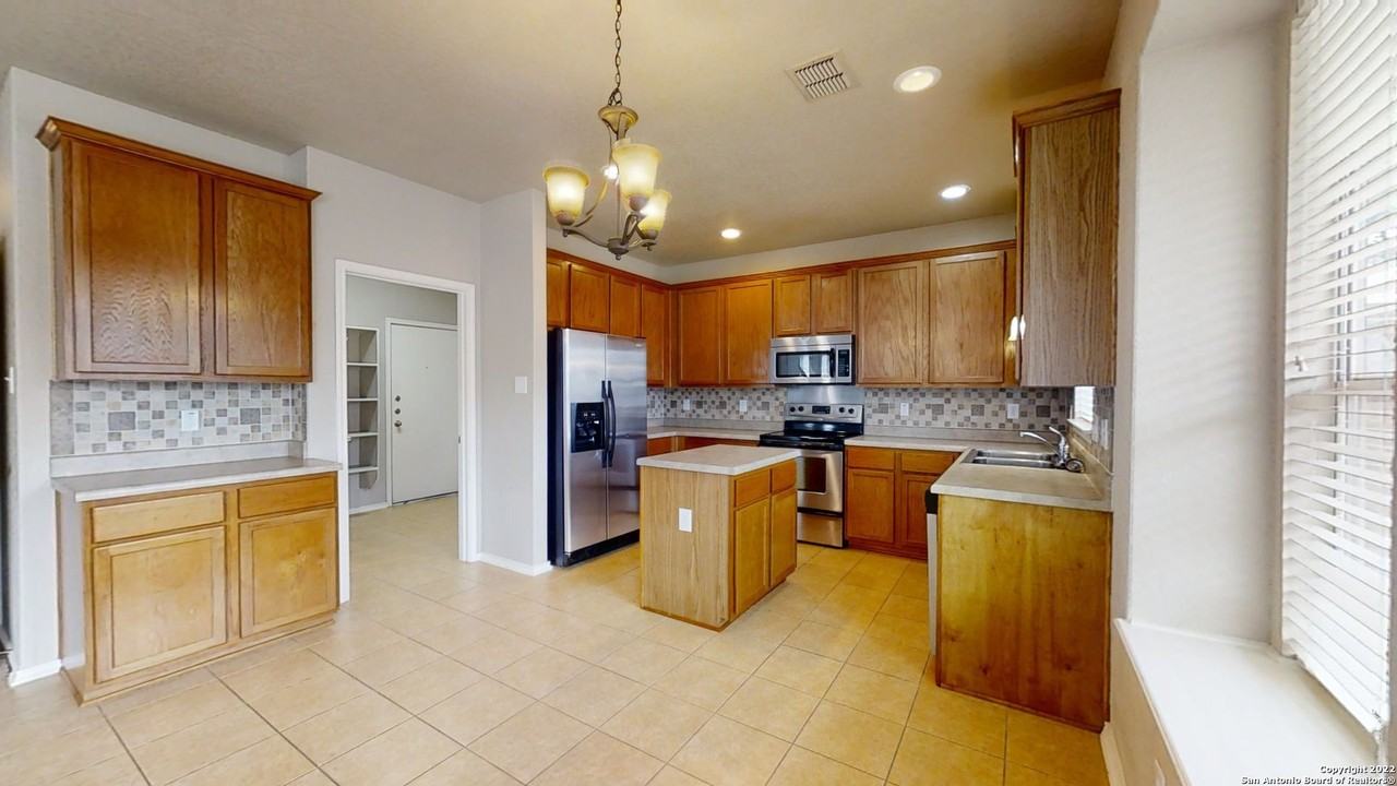12230 Medina Ml - Photo 4 of 33