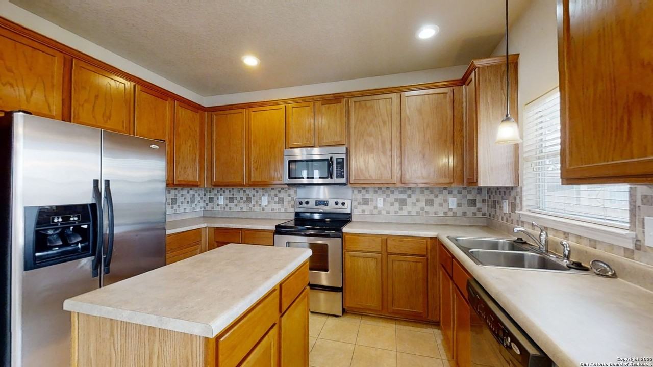 12230 Medina Ml - Photo 5 of 33
