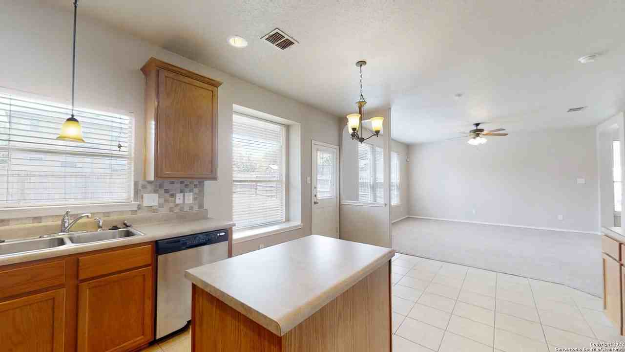 12230 Medina Ml - Photo 7 of 33