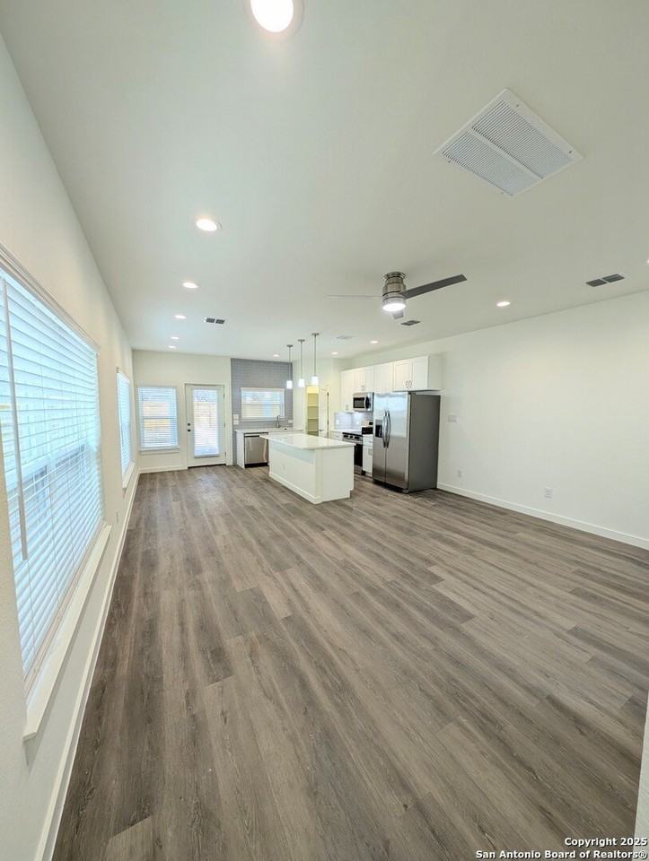 627 Essex St - Photo 2 of 24