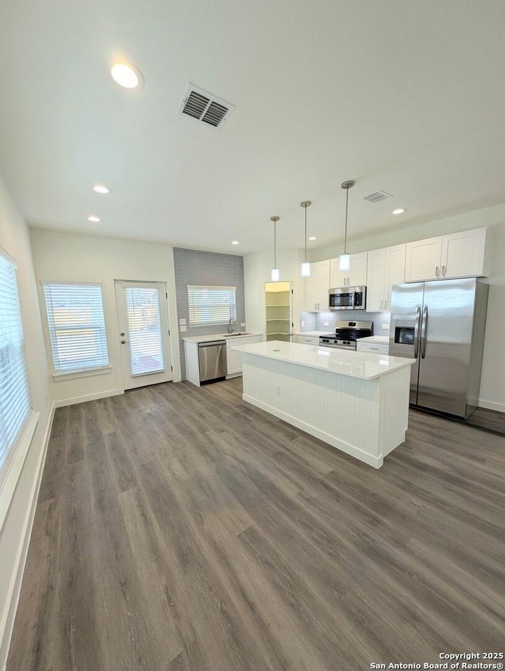 627 Essex St - Photo 3 of 24