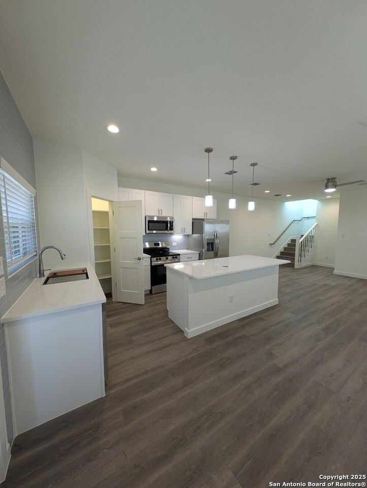 627 Essex St - Photo 4 of 24