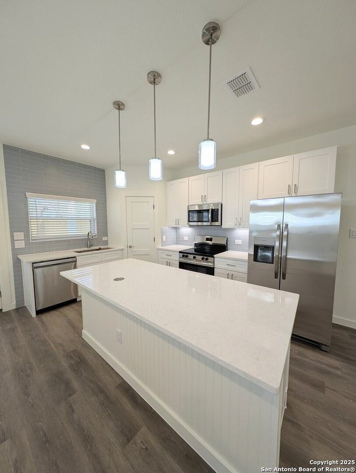 627 Essex St - Photo 5 of 24