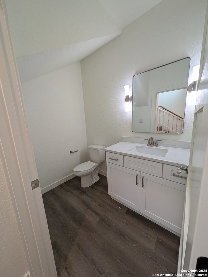 627 Essex St - Photo 7 of 24