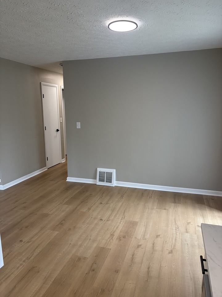 467 Lynn Dr - Photo 3 of 22
