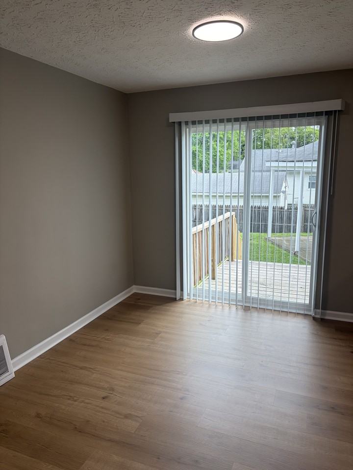 467 Lynn Dr - Photo 4 of 22