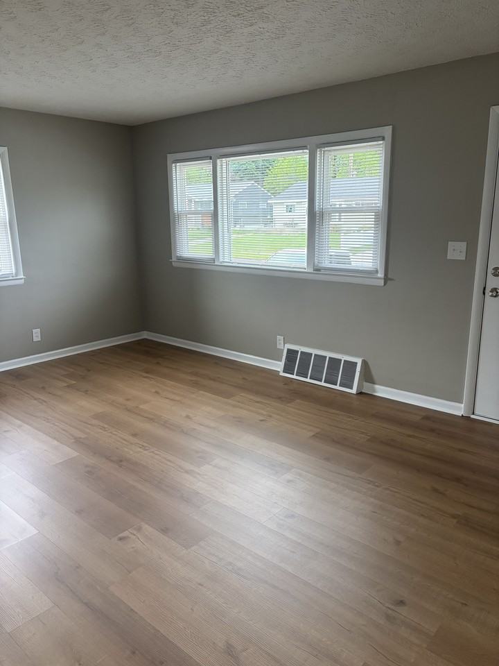 467 Lynn Dr - Photo 5 of 22