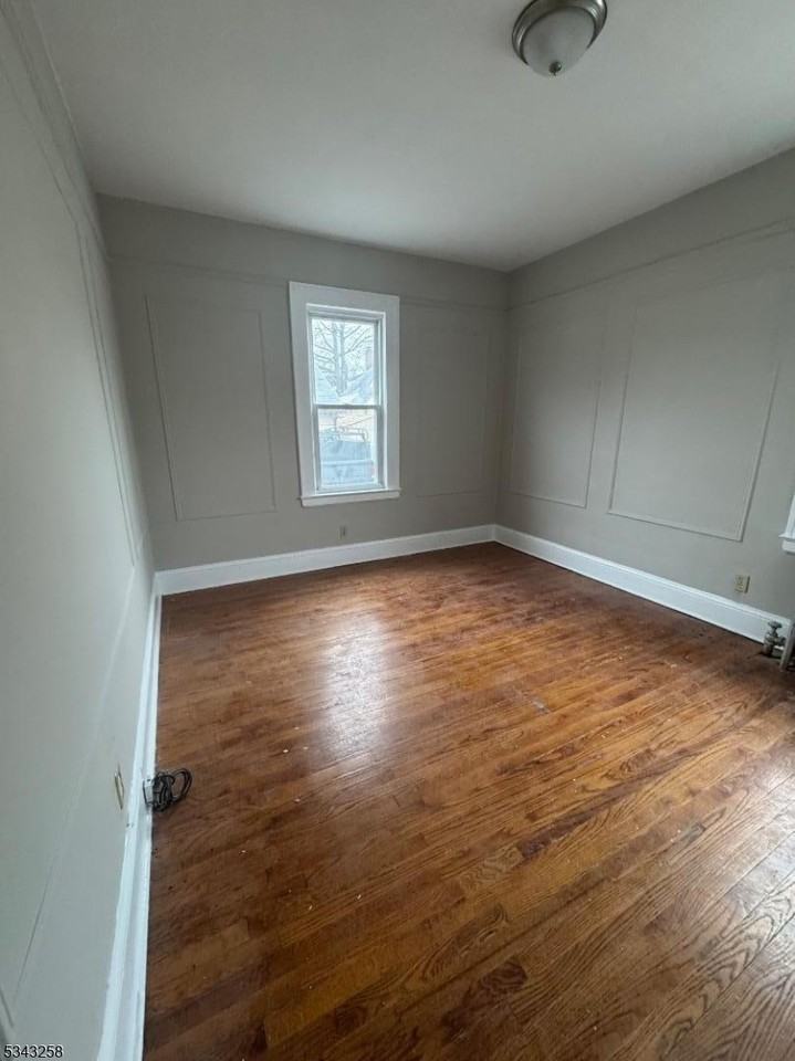 854 Pennington St - Photo 2 of 6