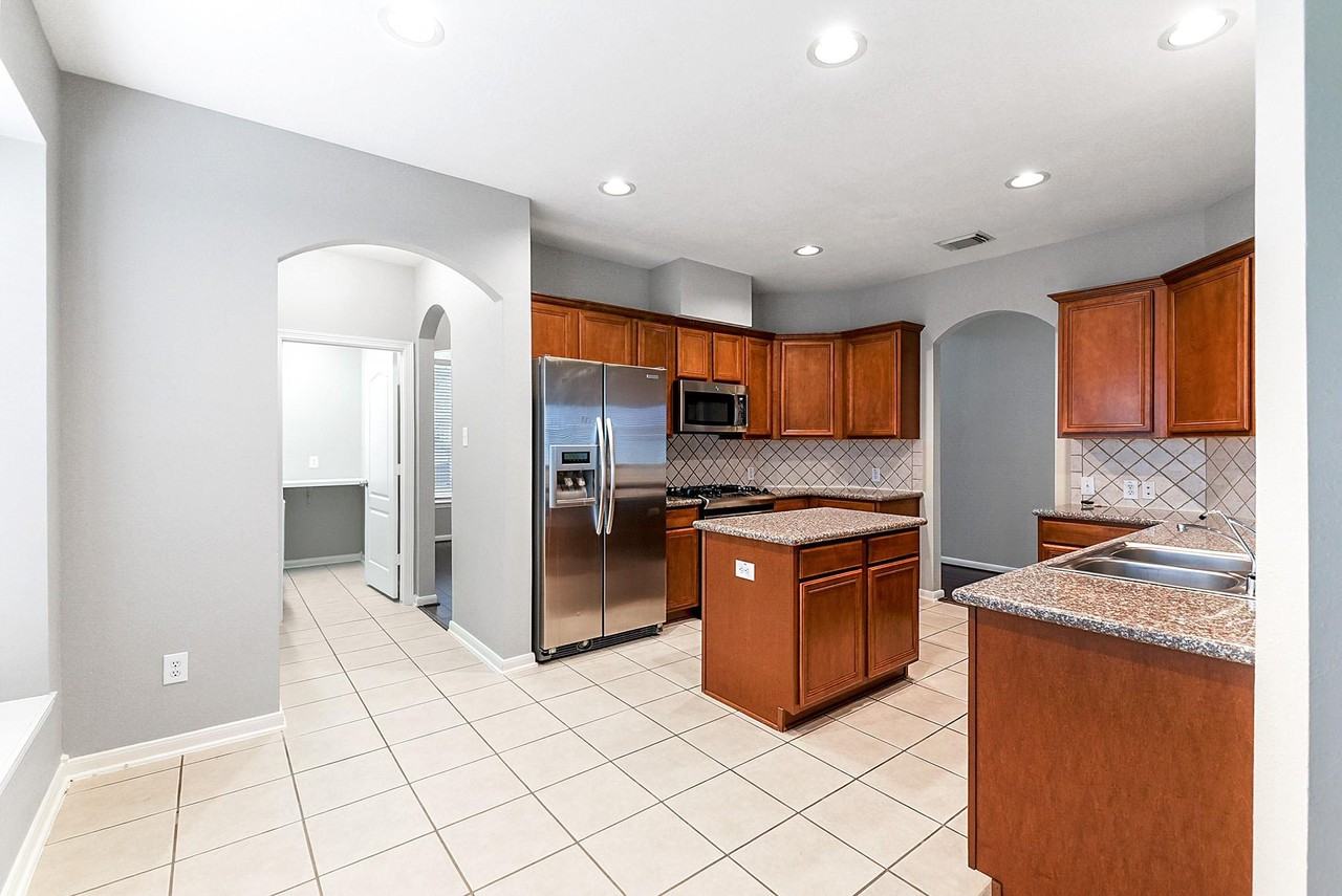 5035 Logans Landing Ln - Photo 7 of 38