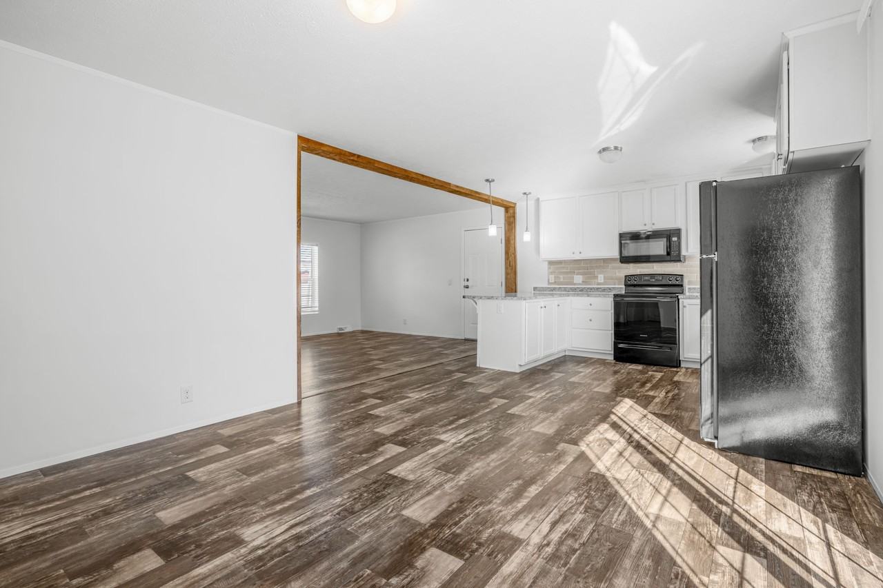 204 E 11th St #1 - Photo 4 of 50