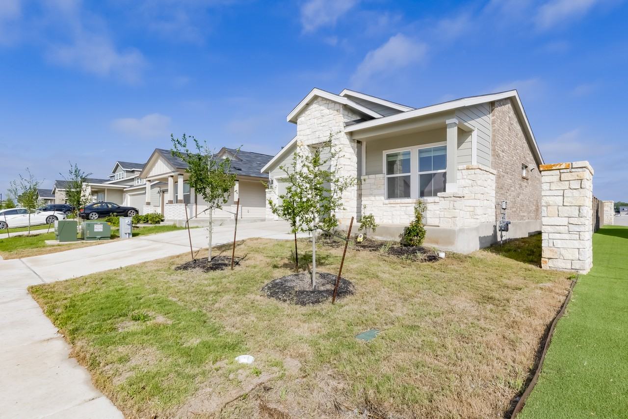 591 Avre Loop - Photo 2 of 3
