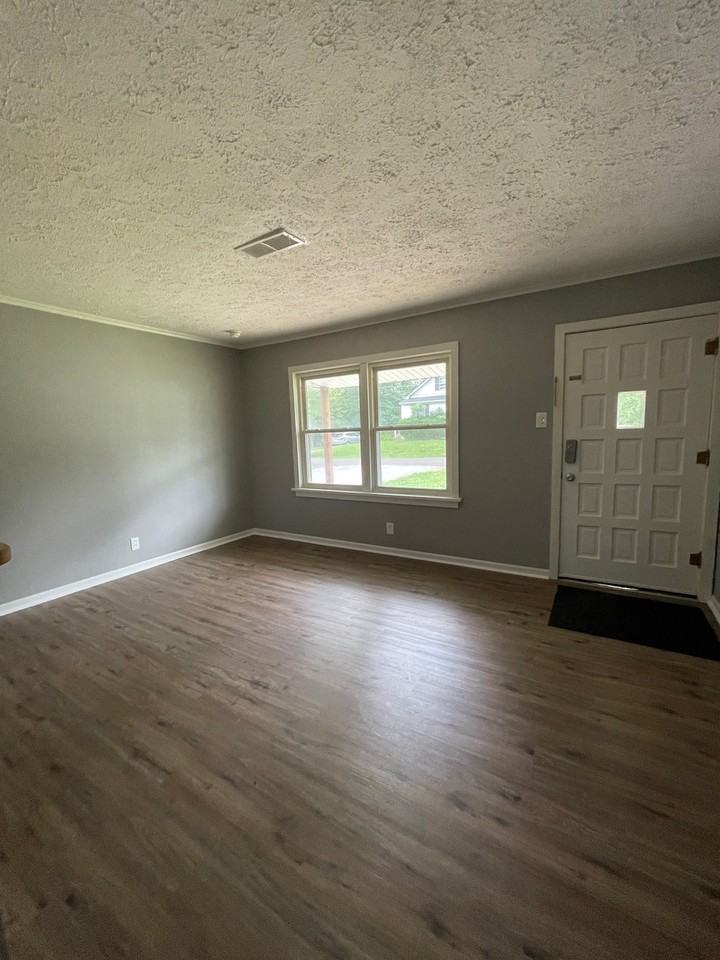 654 N 39th St - Photo 3 of 19