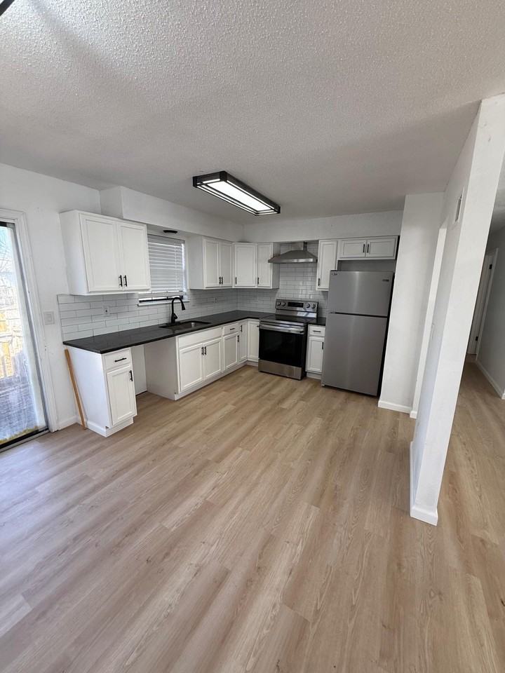 12518 S Locust St - Photo 2 of 11