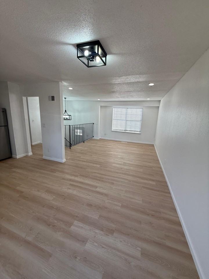 12518 S Locust St - Photo 3 of 11