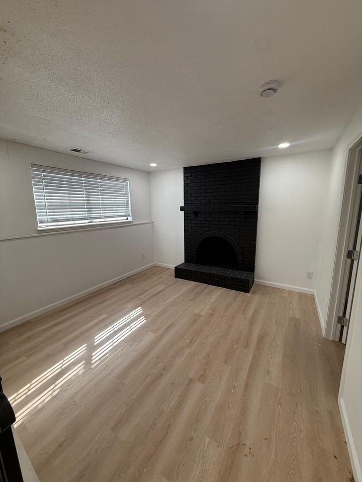 12518 S Locust St - Photo 4 of 11