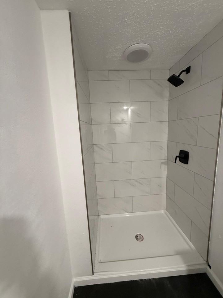 12518 S Locust St - Photo 5 of 11