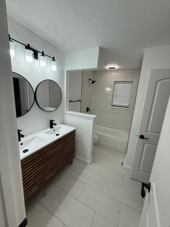 12518 S Locust St - Photo 6 of 11