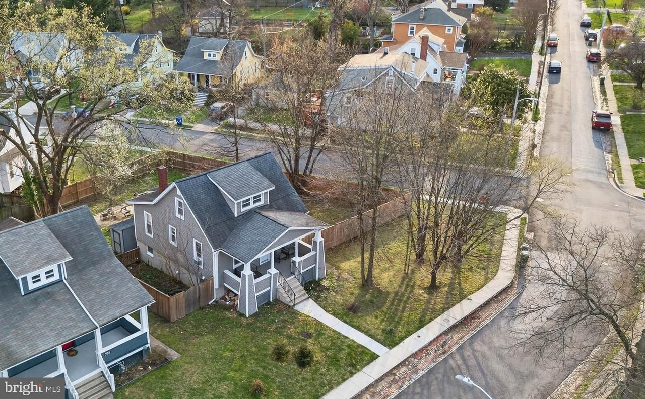 303 E Melrose Ave - Photo 3 of 14