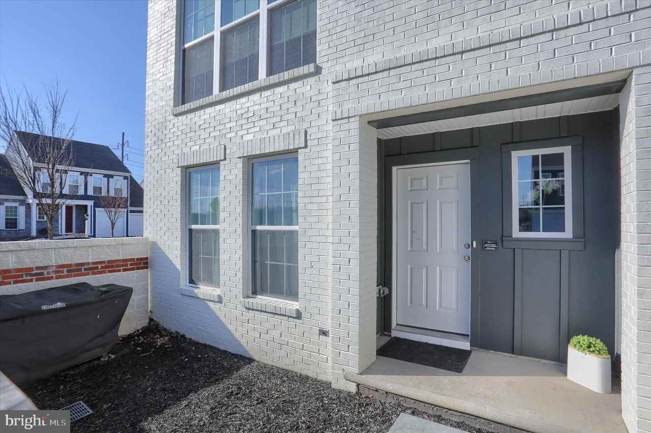 3122 Bullfinch Ln - Photo 4 of 40