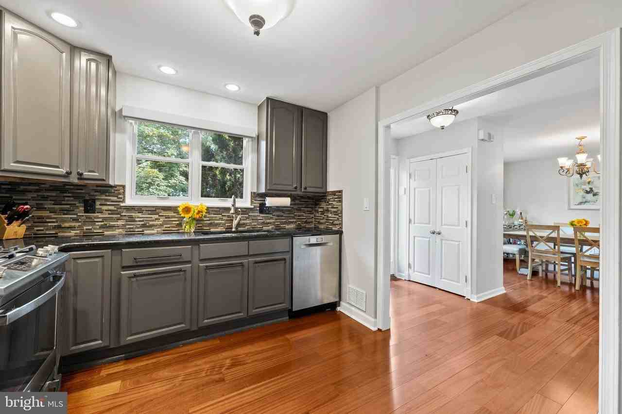 1621 Clearview Ave - Photo 5 of 31