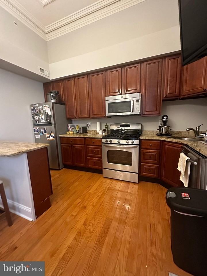 1014 Clinton St #1R - Photo 3 of 12