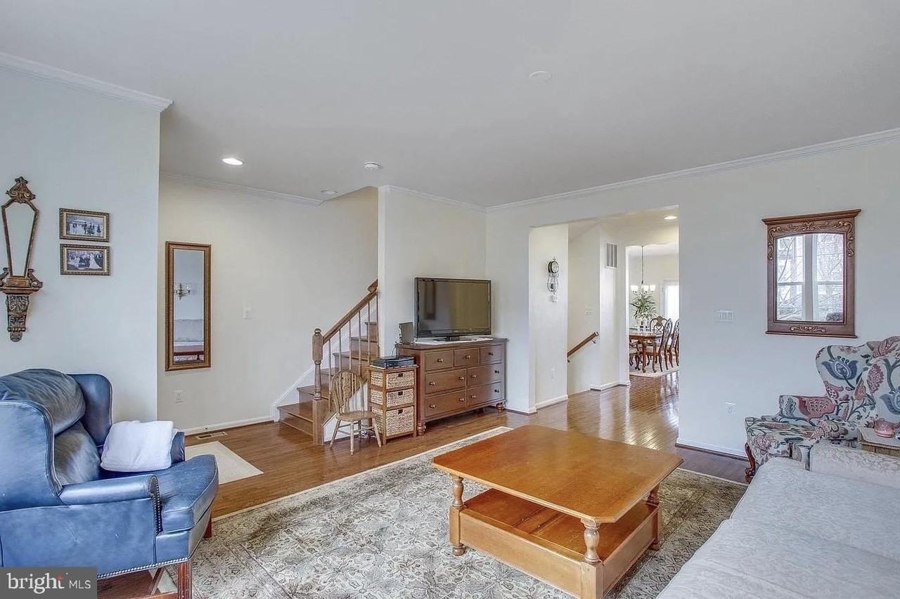 216 Apricot St - Photo 4 of 50
