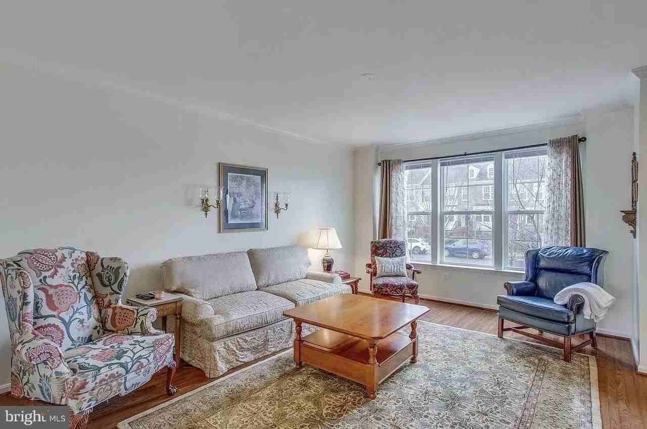 216 Apricot St - Photo 5 of 50