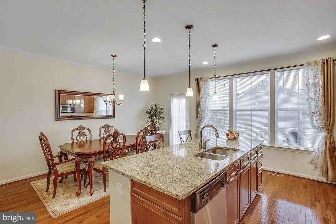 216 Apricot St - Photo 7 of 50