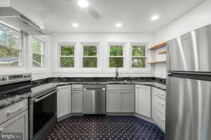 featured image of 422 W Clifford St #4