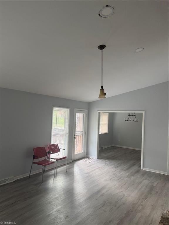 704 Meadowood St - Photo 4 of 7